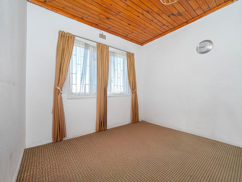 With Table Mountain in sight 5 bedroom,3.5  bathroom plus separate flat & Garage. - Photo 10