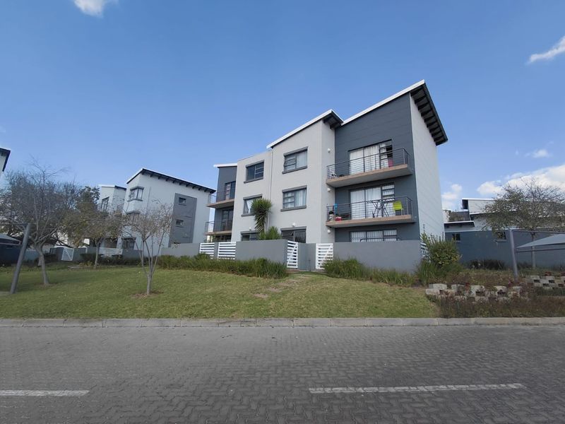 Neat Studio Apartment in Sought-After Location on William Nicol Drive - Photo 1