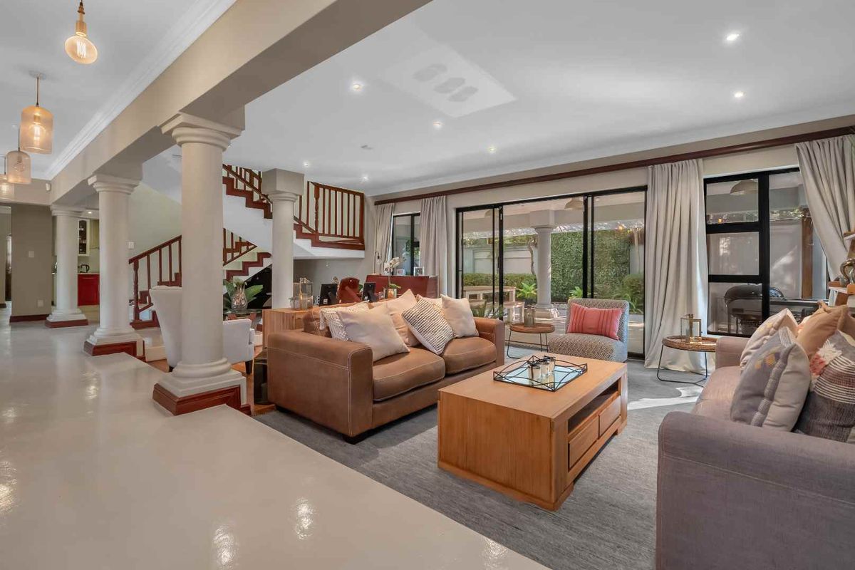 LARGE FAMILY HOME CLOSE TO GREEN BELT - Photo 2