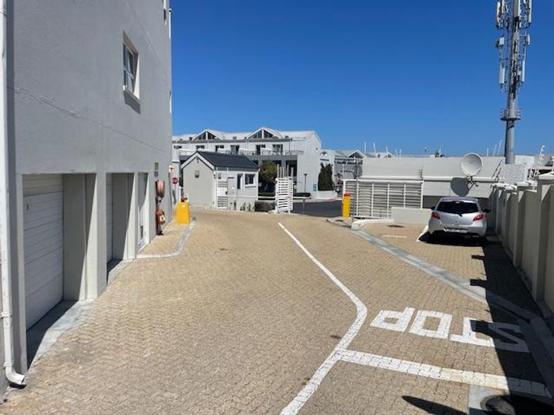 Unfurnished 1 bedroom apartment with large verandah overlooking the Ocean - Photo 7