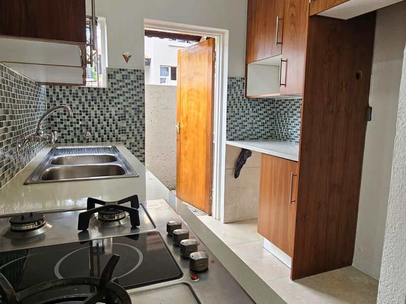 Modern Townhouse for Rent - Photo 4