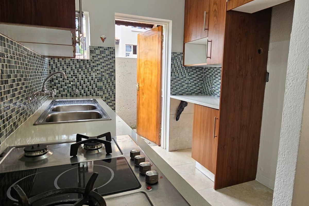 Modern Townhouse for Rent - Photo 4