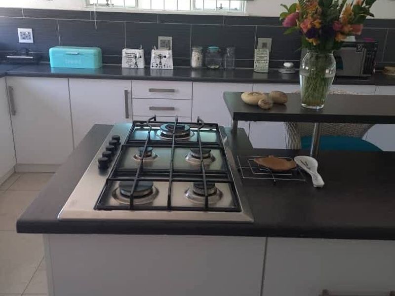 Lovely property situated in a safe area and within walking distance from the Mall, Gym and shops - Photo 3