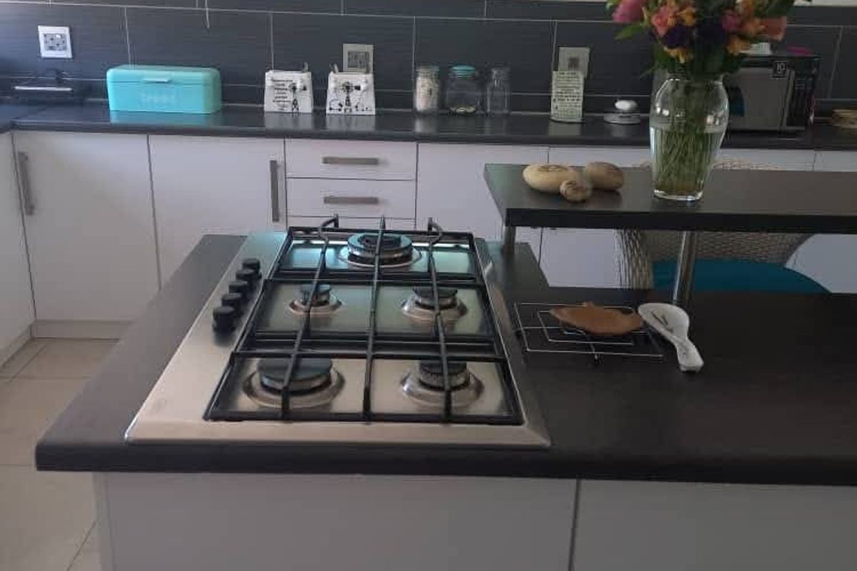 Lovely property situated in a safe area and within walking distance from the Mall, Gym and shops - Photo 3