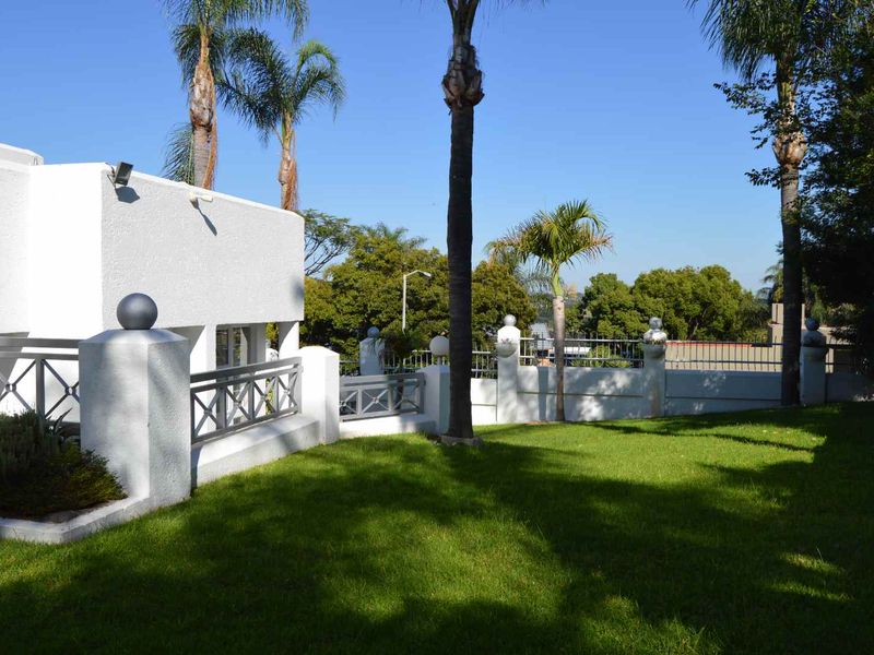 Stunning Furnished Home in Secure Estate with Breathtaking Sunset Views - Photo 4