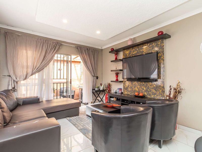 Modern, Pet-Friendly 3BR Townhouse with Garage & private Garden in Honeypark - Photo 3