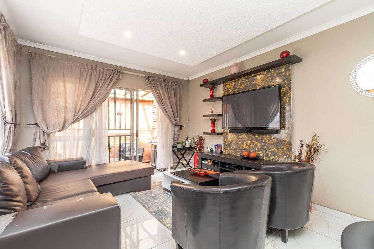 Modern, Pet-Friendly 3BR Townhouse with Garage & private Garden in Honeypark - Photo 3