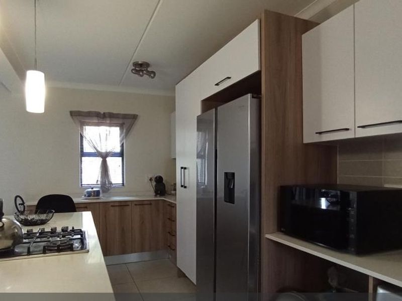 Stunning Apartment In Fish Eagle View Modderfontein - Photo 5