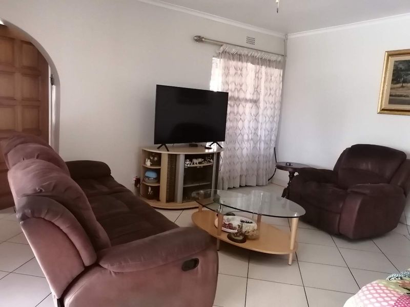 Low maintenance facebrick home in soon to be enclosed area - Photo 9