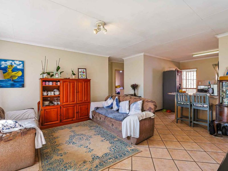 Picturesque 2-Bedroom Townhouse with Private Garden in Secure Lee Park Complex - Photo 5