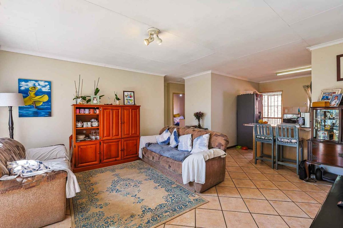 Picturesque 2-Bedroom Townhouse with Private Garden in Secure Lee Park Complex - Photo 5