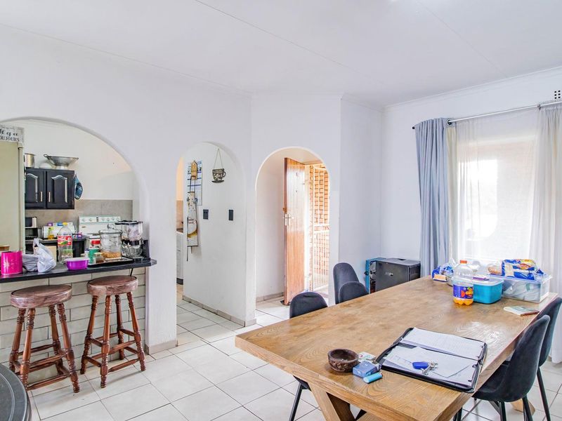 Charming First-Floor Unit: Comfort Meets Convenience! - Photo 7