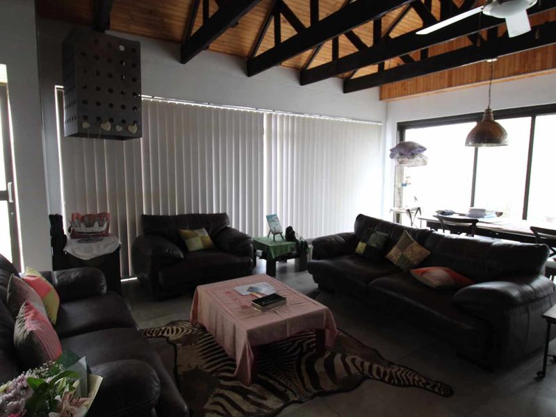 Sensational and Stylish open plan living close to schools. - Photo 3