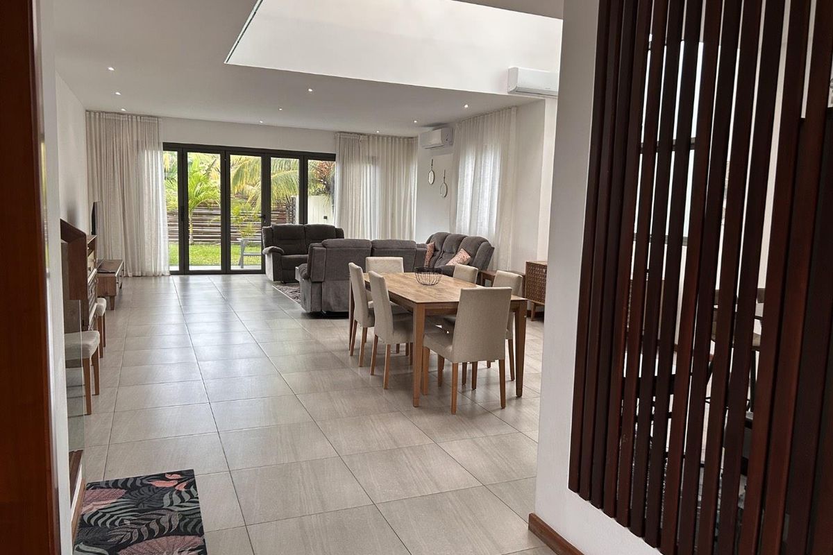 4-Bedroom Duplex Family Home with Swimming Pool - Photo 2