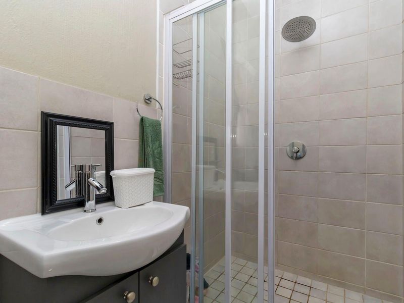 Three-bedroom ground floor apartment in barbeque downs - Photo 9