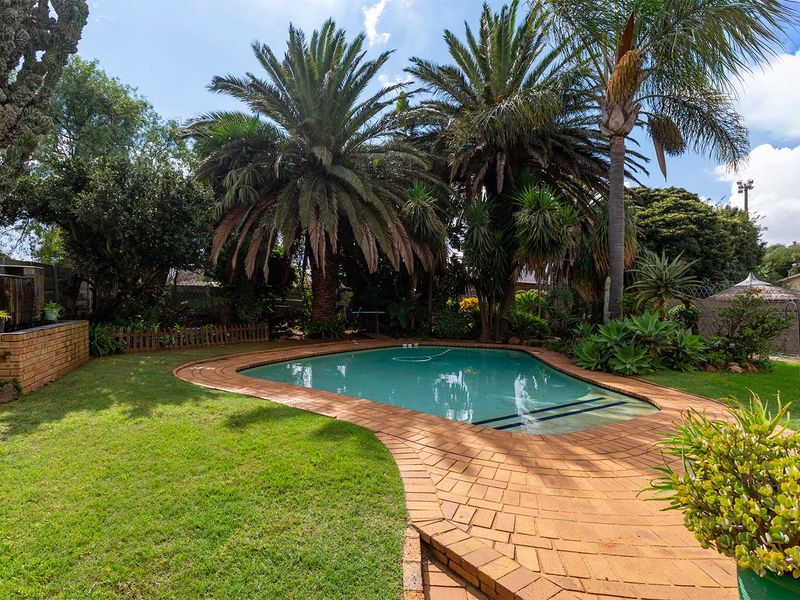 Spacious 3-bedroom family home in Kempton Park Ext 4 on a large 1115sqm stand. - Photo 2
