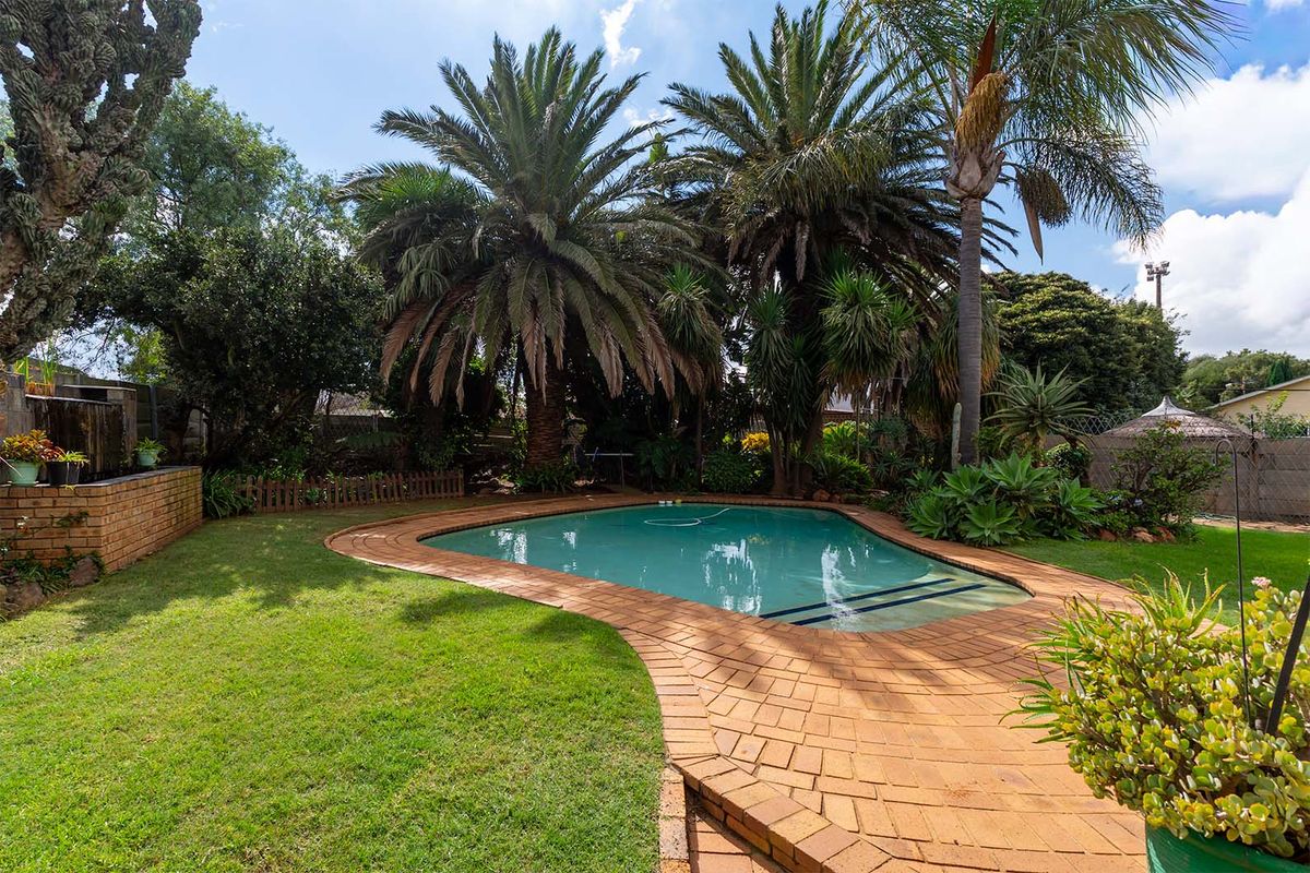 Spacious 3-bedroom family home in Kempton Park Ext 4 on a large 1115sqm stand. - Photo 2
