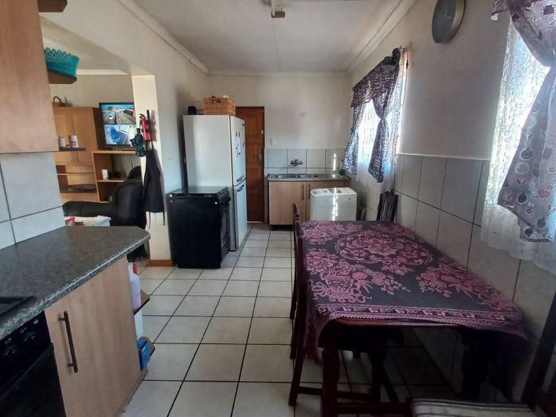 Well priced Lovely facebrick Townhouse BUT please note it resides on its own stand fully fenced, - Photo 5