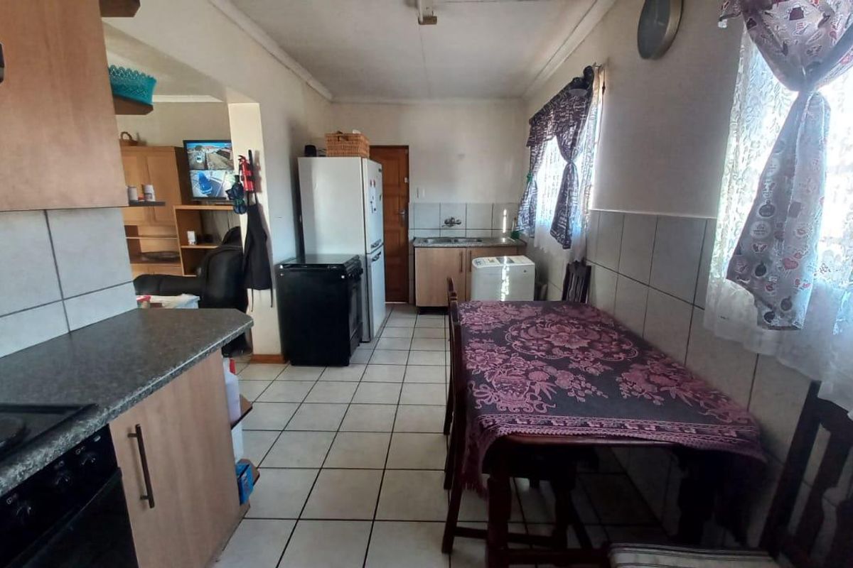 Well priced Lovely facebrick Townhouse BUT please note it resides on its own stand fully fenced, - Photo 5