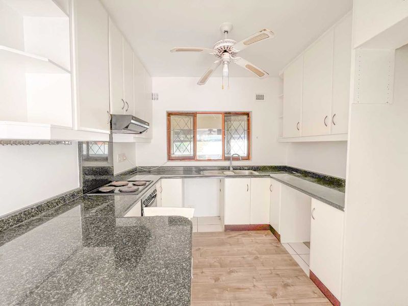 Spacious Umhlanga apartment with seaviews within walking distance to the Beach! - Photo 6