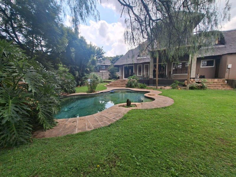 Well Located Spacious Thatch Family Home with cottage - Photo 2