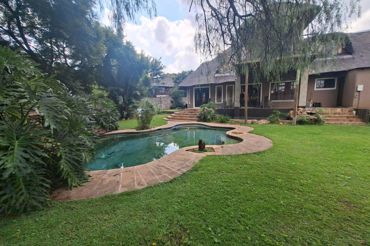 Well Located Spacious Thatch Family Home with cottage - Photo 2