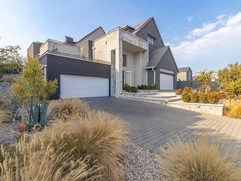 Contemporary Elegance with Exceptional Family Living in Waterfall Country Estate - Photo 2
