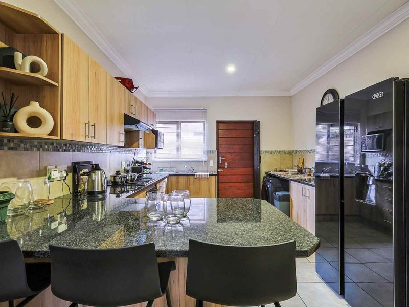 Modern 3 Bedroom Townhouse - Photo 8