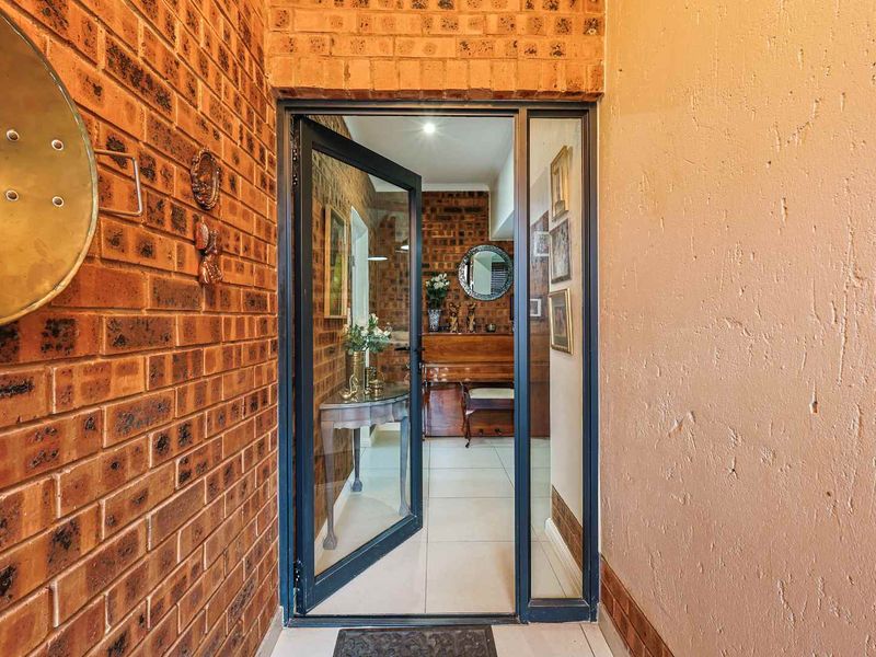 Stunning 2 Bedroom View Unit in The Retreat - Photo 4