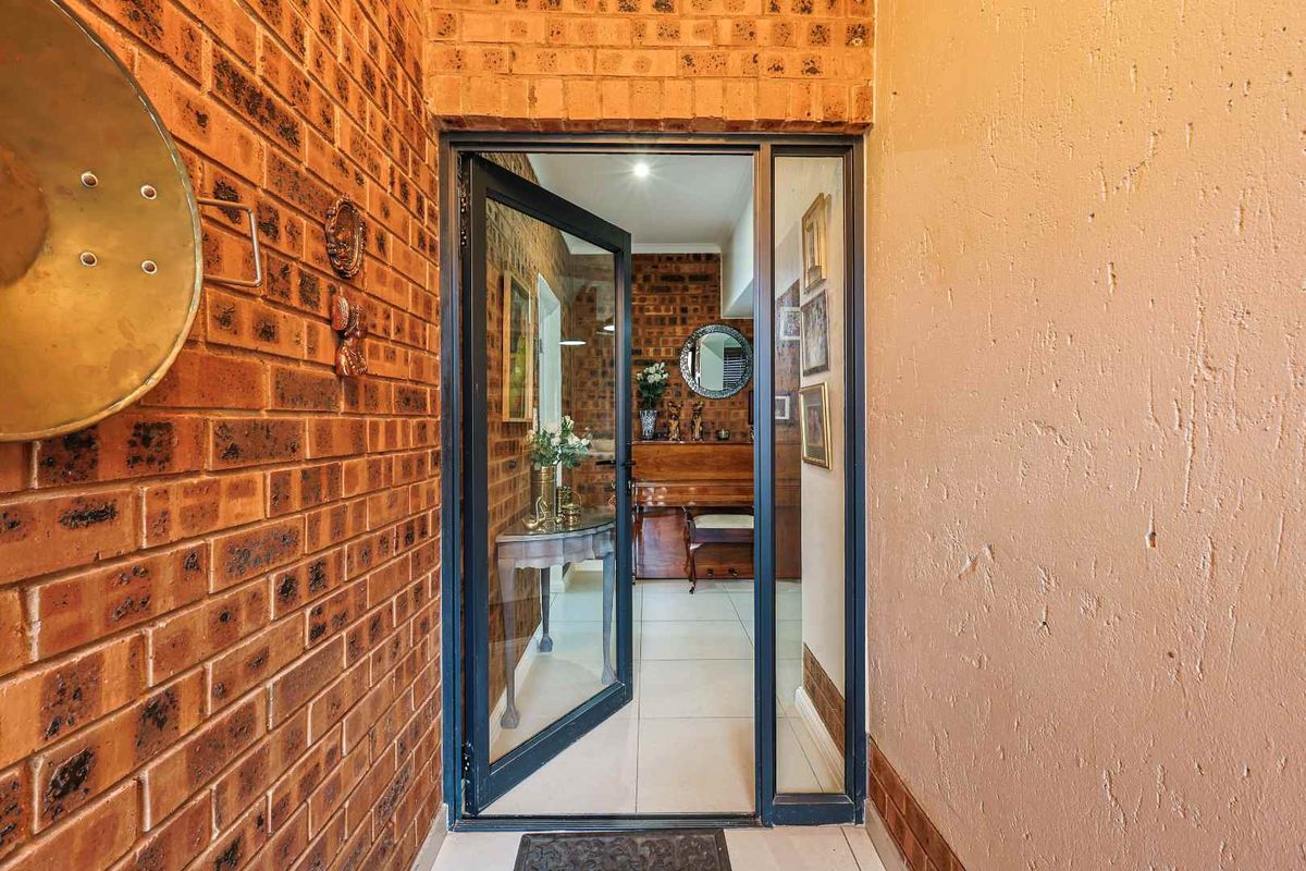 Stunning 2 Bedroom View Unit in The Retreat - Photo 4