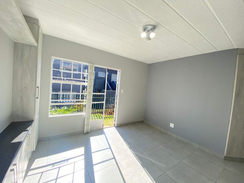 Beautifully Renovated Ground Floor Unit - Photo 6