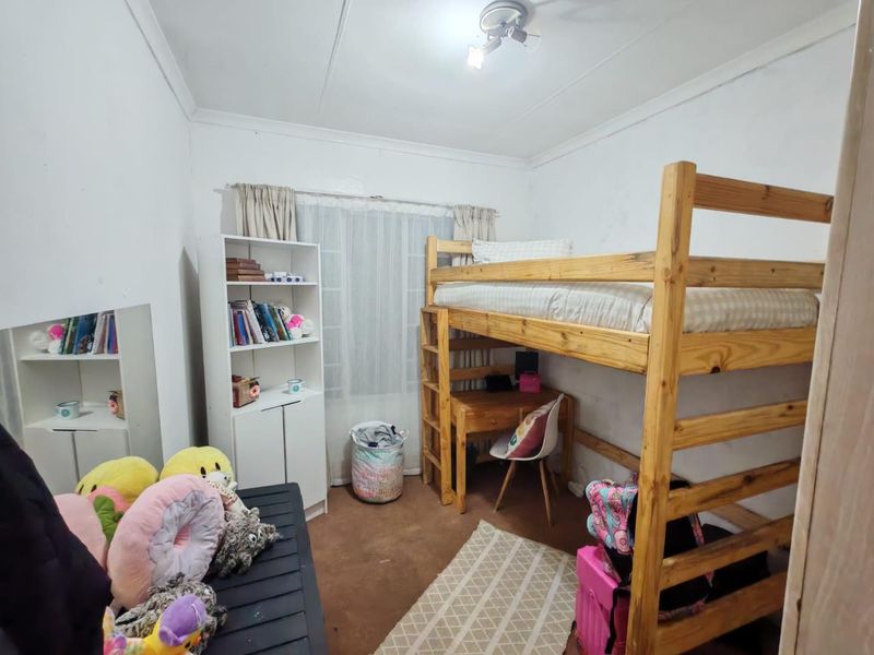 A SPACIOUS TOWNHOUSE - Photo 7