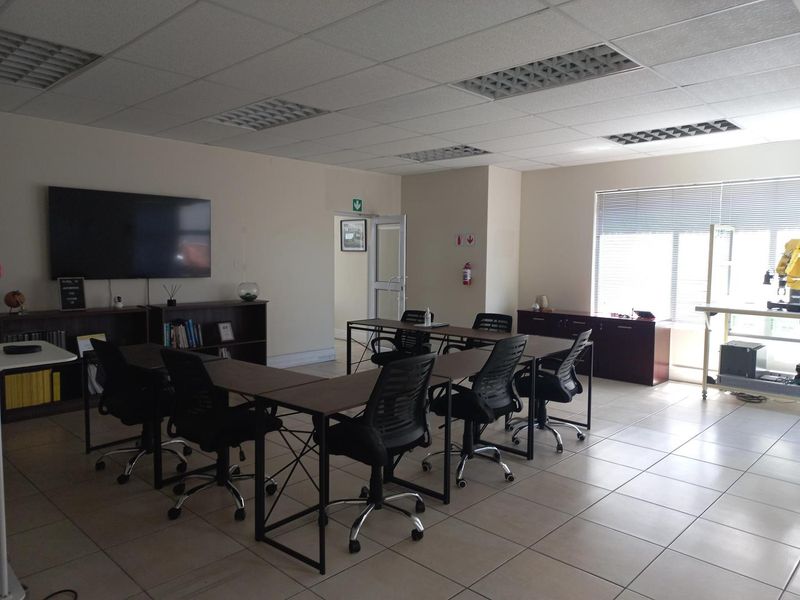 Free standing warehouse / operations premises, available immediately! - Photo 6