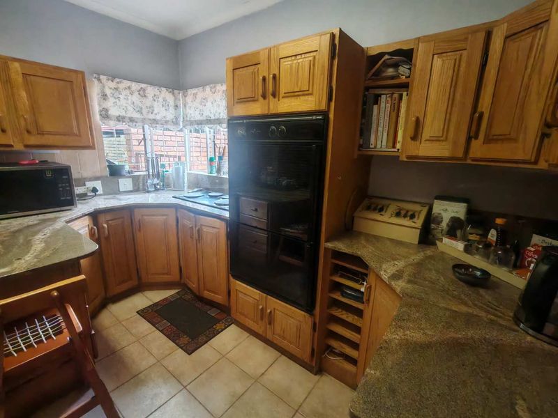 EXCLUSIVE MANDATE - LOVELY NEAT FAMILY HOME IN BOOMED OFF AREA - Photo 9