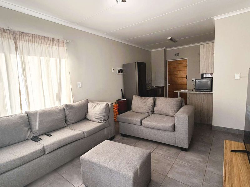 Spacious Two-Bedroom Apartment in Cussonia Central Complex - Photo 2