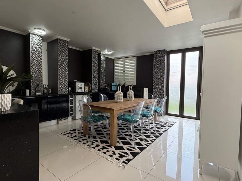 Ultra modern 3 bedroom /2 bedroom with a study in the heart of Faerie Glen - Photo 6