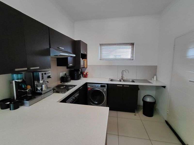 Modern 2-bedroom, 1 bathroom Apartment at Kengies Square - Photo 3