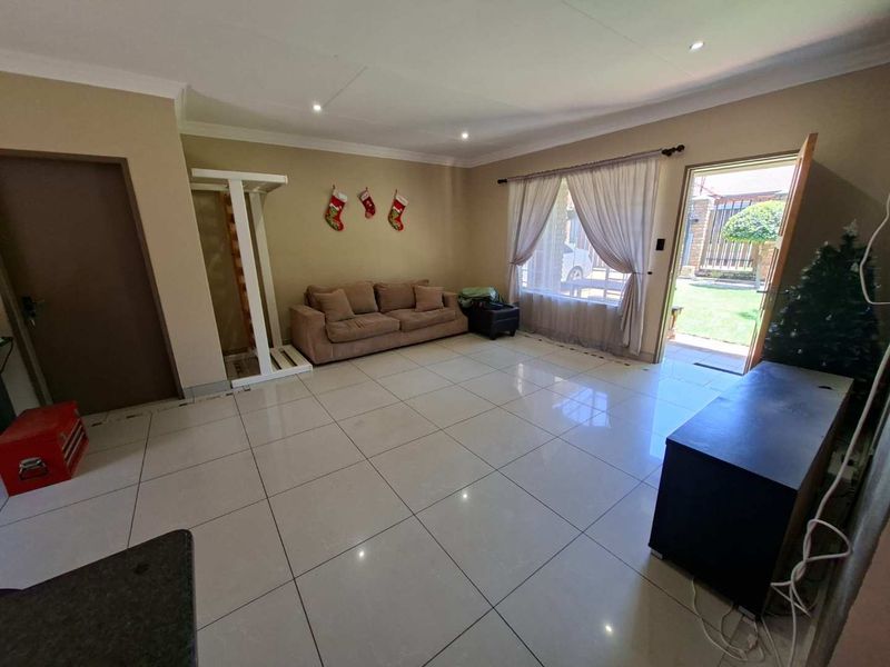 3 Bedroom Home For Sale - Photo 3