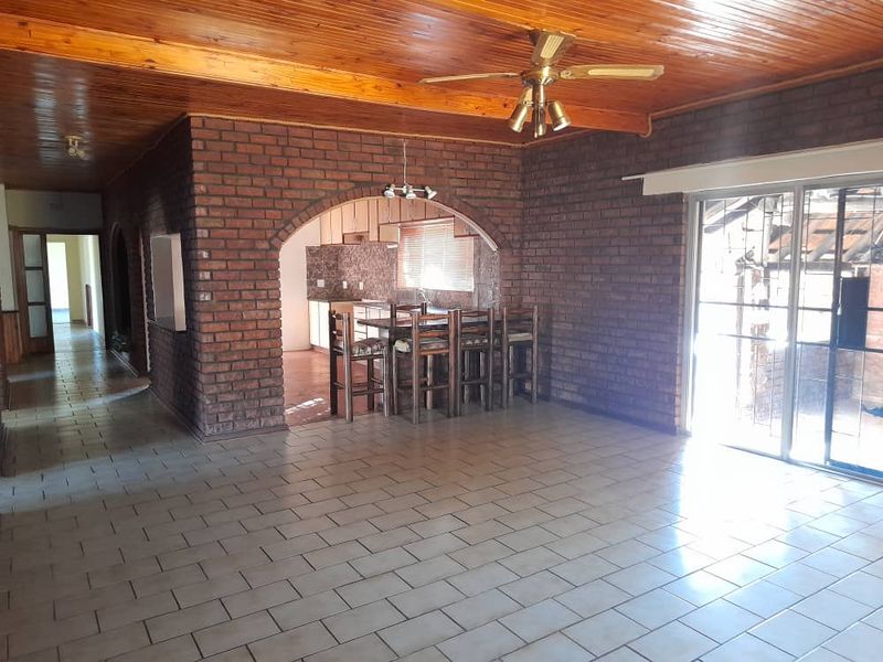 Huge house in Otjiwarongo - Photo 1