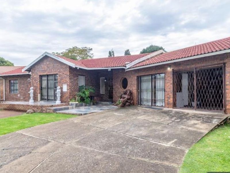 Face brick Family Home for Sale - Photo 1