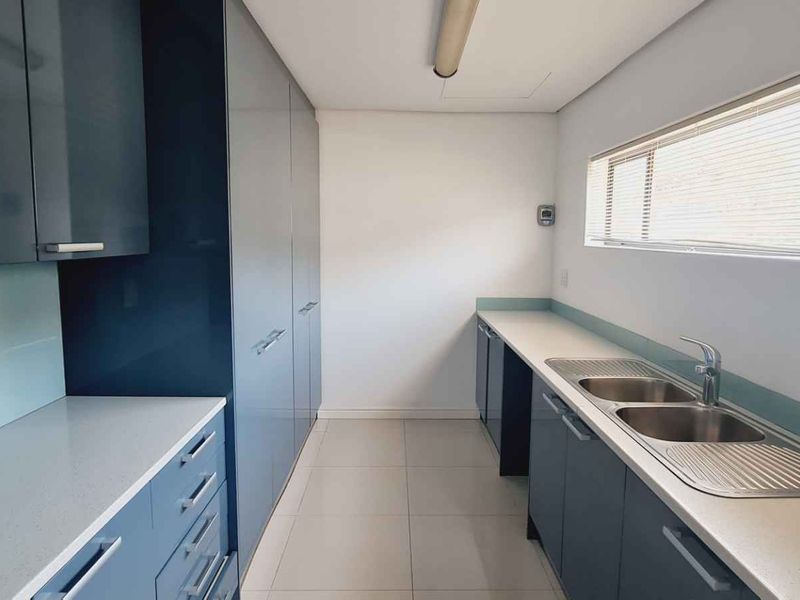 Elevated Luxury Living in Baronetcy Estate — A Spectacular 5-Bedroom Residence with Uninterrupted Table Mountain Views - Photo 8