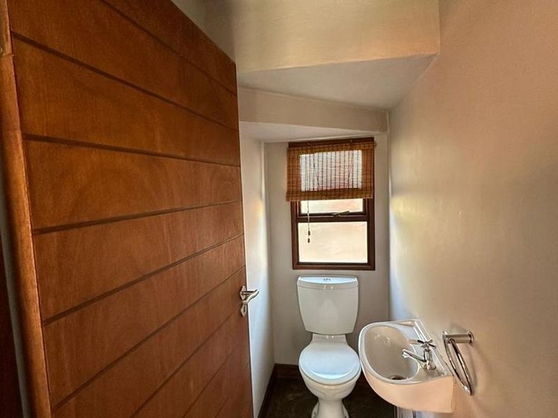 Spacious 3 bedroom duplex in Equestria - Photo 8