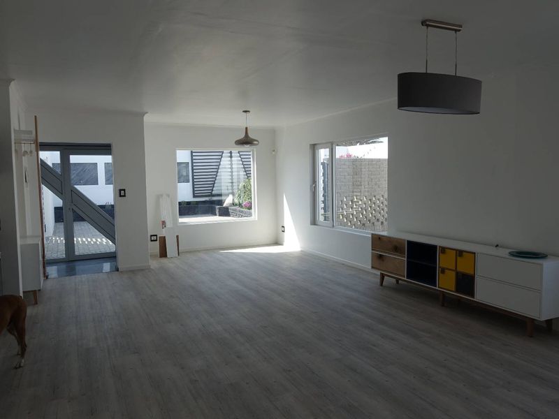 LUXURIOUS RENOVATED HOUSE PLUS COTTAGE ON LARGE ERF - Photo 10