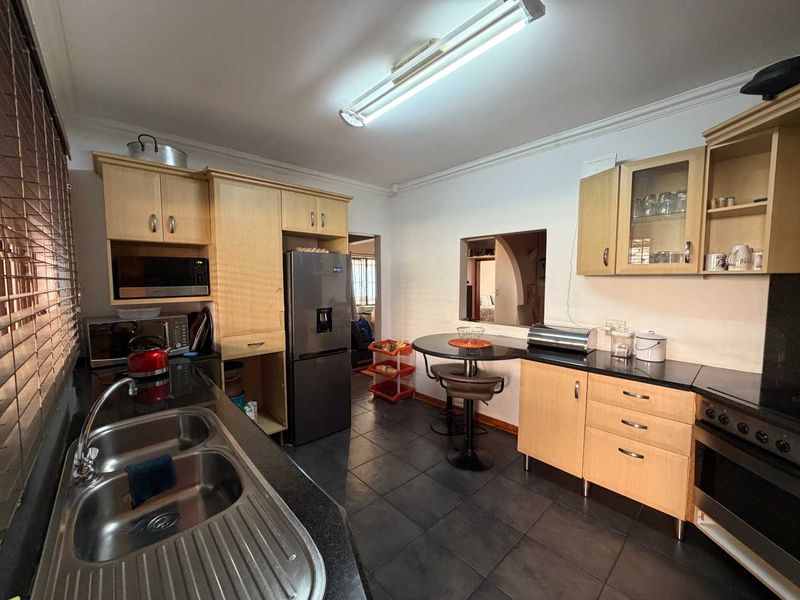 Hendra - Spacious Family Living with Income-Generating Cottage - Photo 8