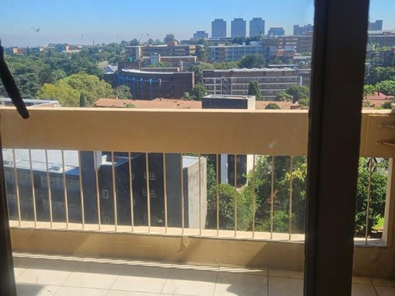 Spacious 2-Bedroom Flat in the Heart of Johannesburg CBD - Photo 4