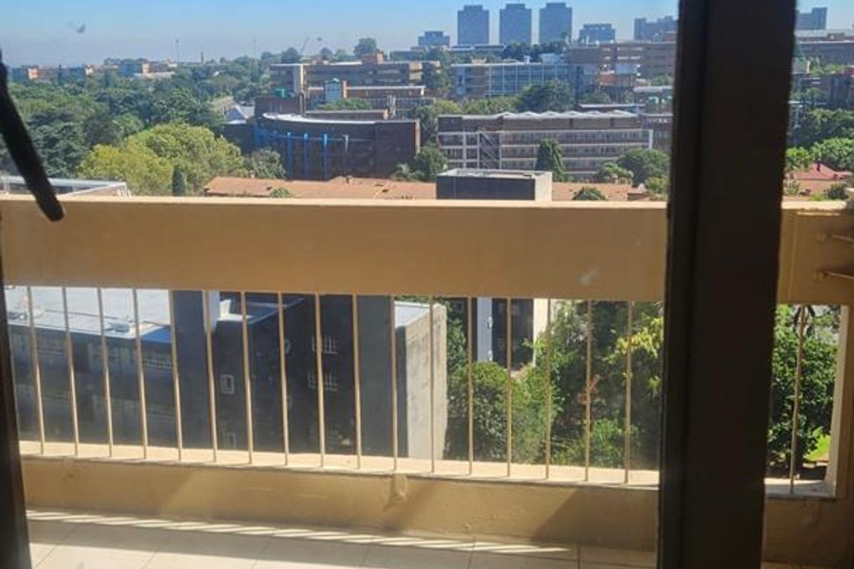 Spacious 2-Bedroom Flat in the Heart of Johannesburg CBD - Photo 4