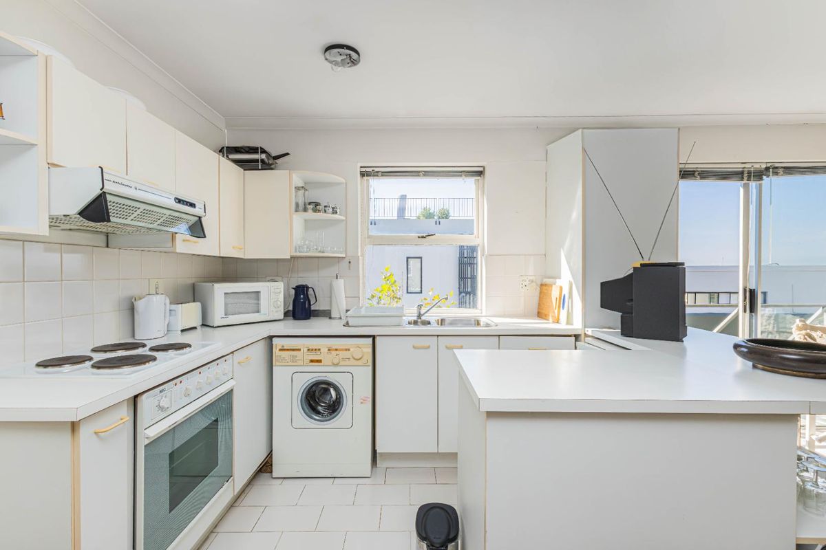 Investor Alert: Airbnb-Friendly Pad in Trendy De Waterkant - Photo 2