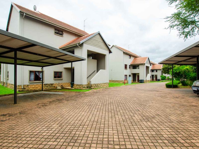 Modern Newly Renovated Ground-Floor Apartment in Tranquil Crowthorne Village with Country Living Charm - Photo 5