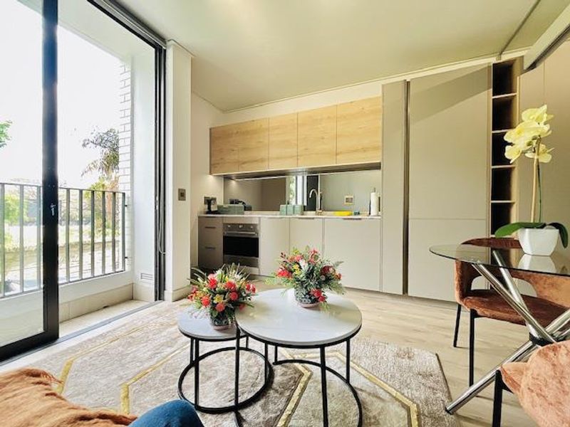 Ultra-Modern Furnished Luxury Studio Apartment in the Heart of Rosebank - Photo 5