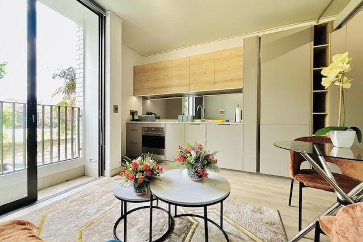 Ultra-Modern Furnished Luxury Studio Apartment in the Heart of Rosebank - Photo 5